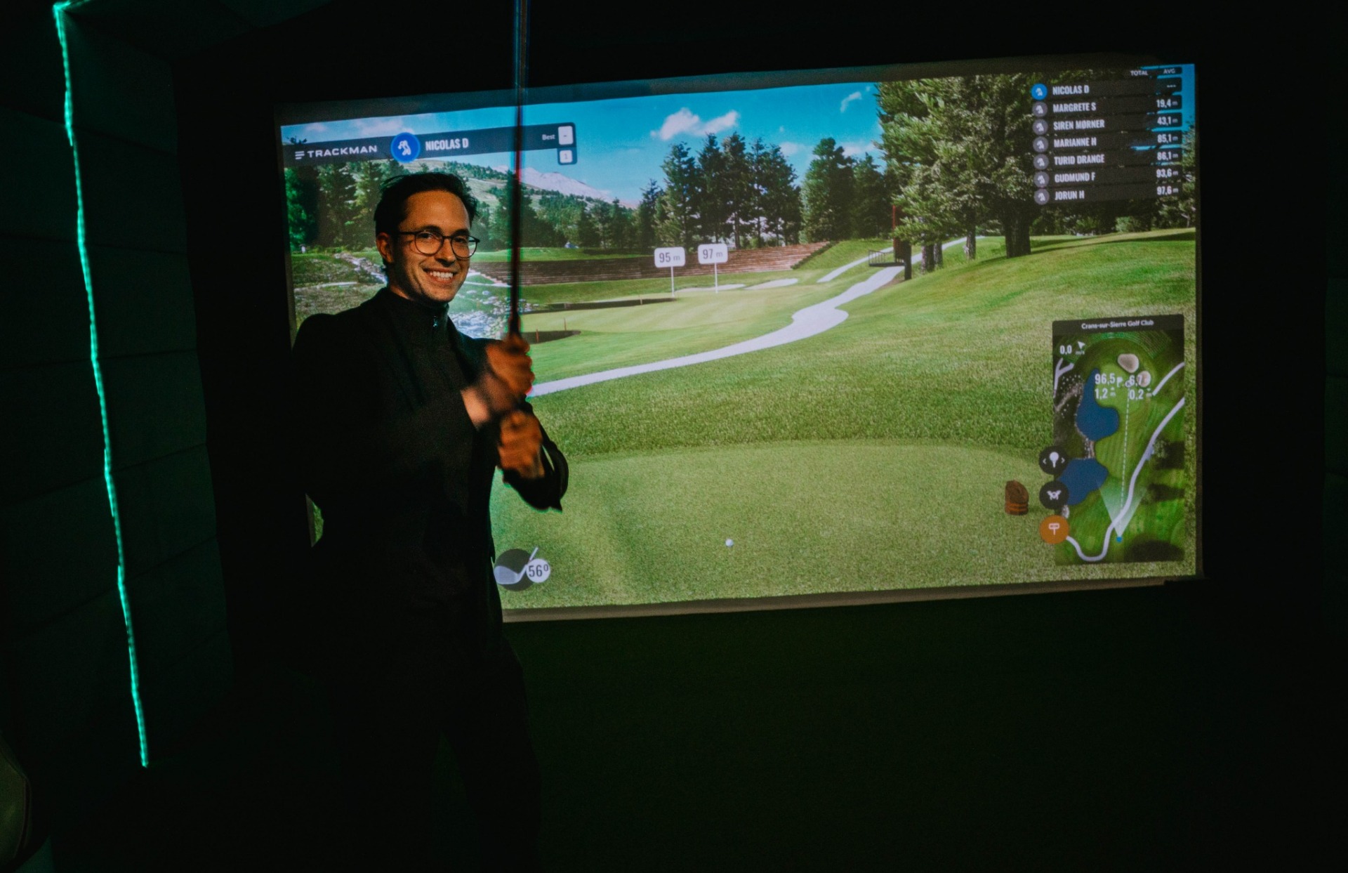 Golfspiller på simulator hos Sentrum Golf i Bergen